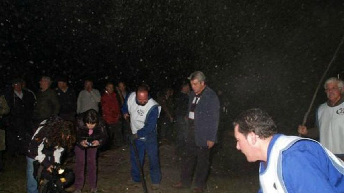 Santa Marina del Sil celebra su tradicional magosto con el gaitero Carlos Núñez como Castañero Mayor