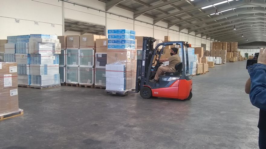 Imagen de los preparativos para el envío de mobiliario a La Palma