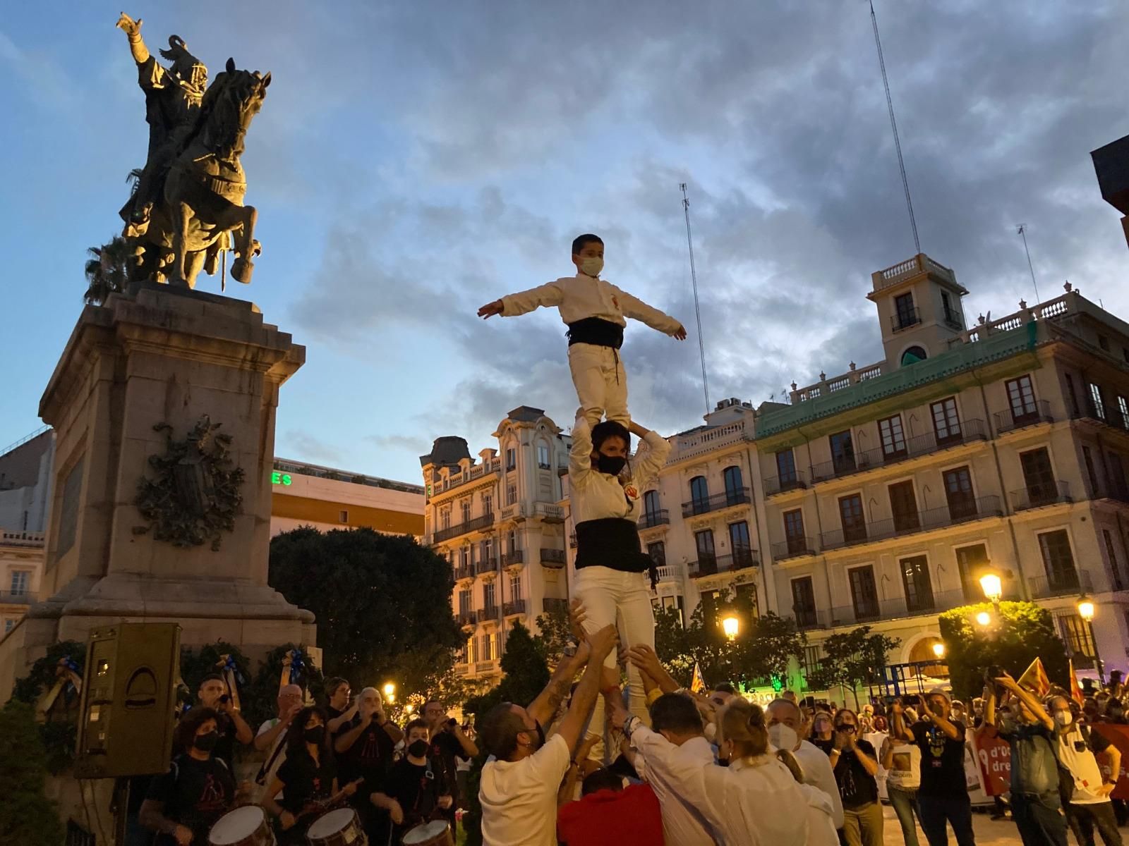 Final de la marcha convocada por Acció Cultural del País Valencià en la plaza del Parterre.