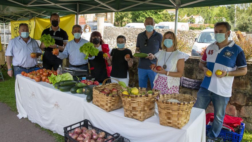 El Presidente De Cantabria, Miguel Ángel Revilla, Y El Consejero De Desarrollo Rural, Ganadería, Pesca, Alimentación Y Medio Ambiente, Guillermo Blanco, Visitan El III Mercado Agrolimentario De Puente Viesgo.