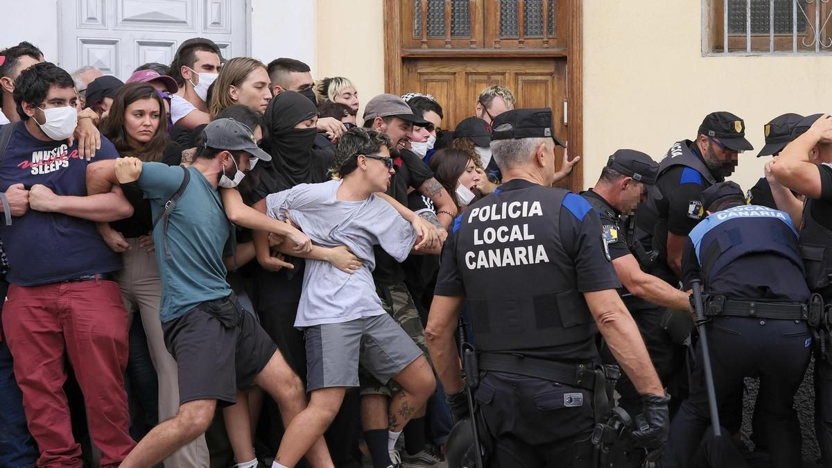 Desahucio de una mujer y sus dos hijos en Gran Canaria, este martes.