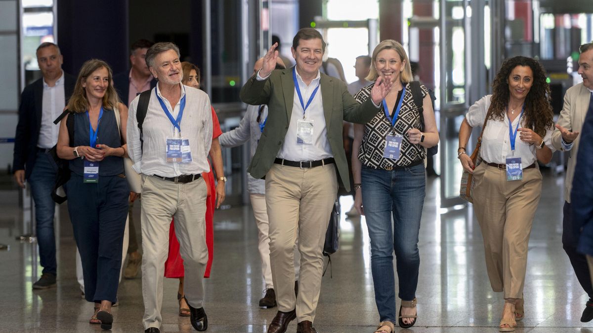 El presidente de la Junta de Castilla y León, Alfonso Fernández Mañueco (c), a su llegada al XXI Congreso Nacional del Partido Popular, a 4 de julio de 2025, en Madrid (España).