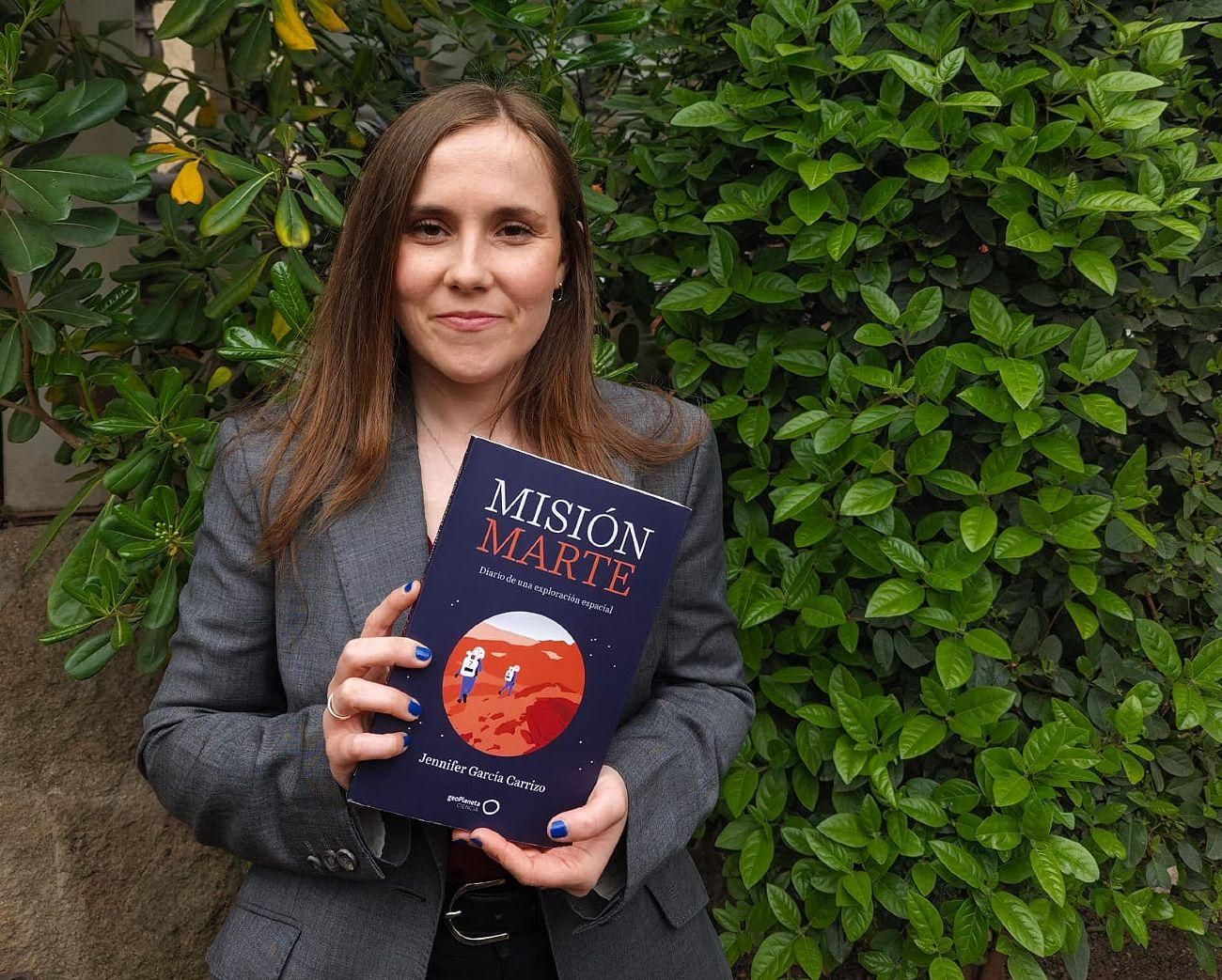 Jennifer García Carrizo con su libro 'Misión Marte'.