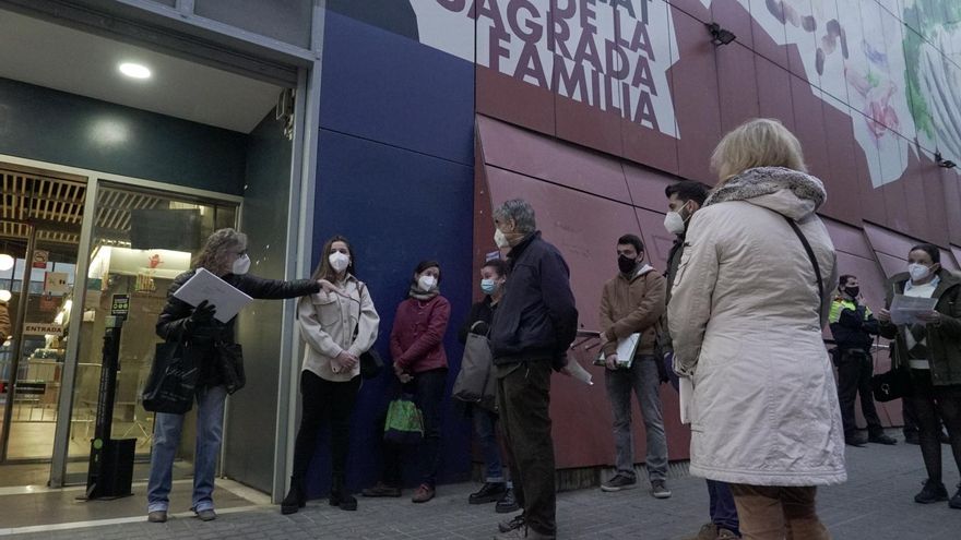 A las 8 h, los miembros de las mesas se presentan en el colegio electoral del Mercado de Sagrada Família