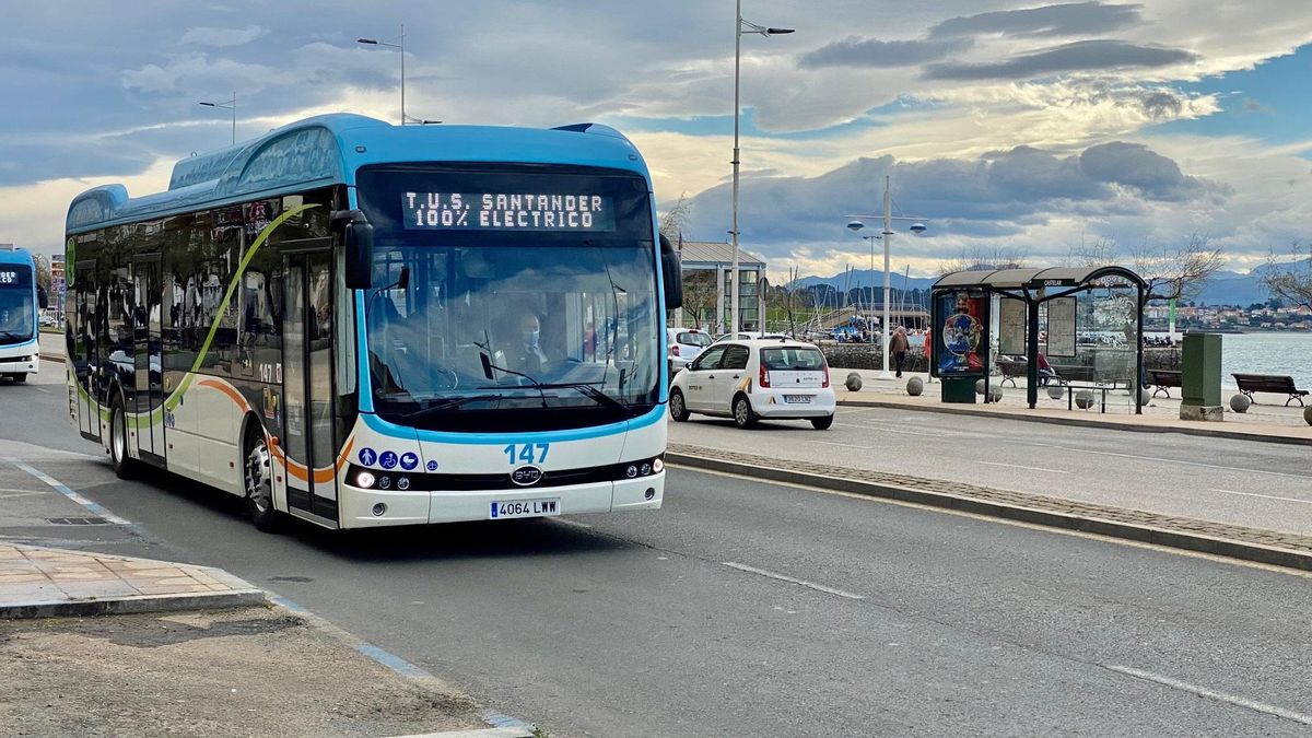 Archivo - Autobús eléctrico circulando por la ciudad