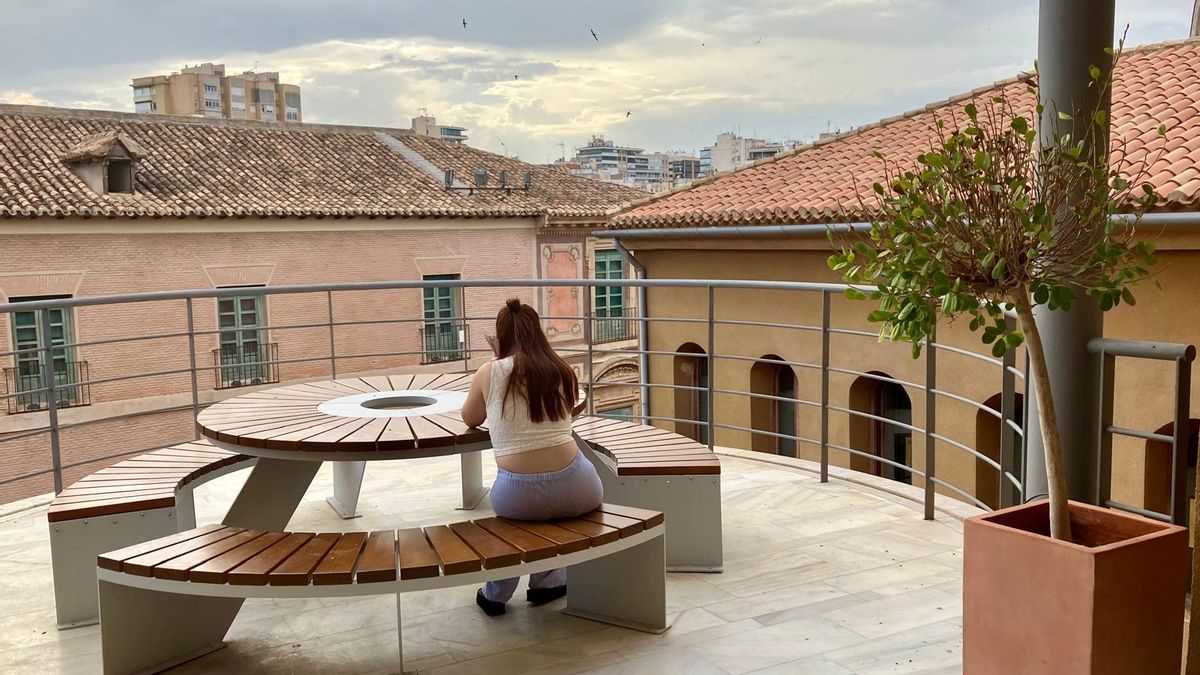 Una alumna en una de las estancias al aire libre de la escuela