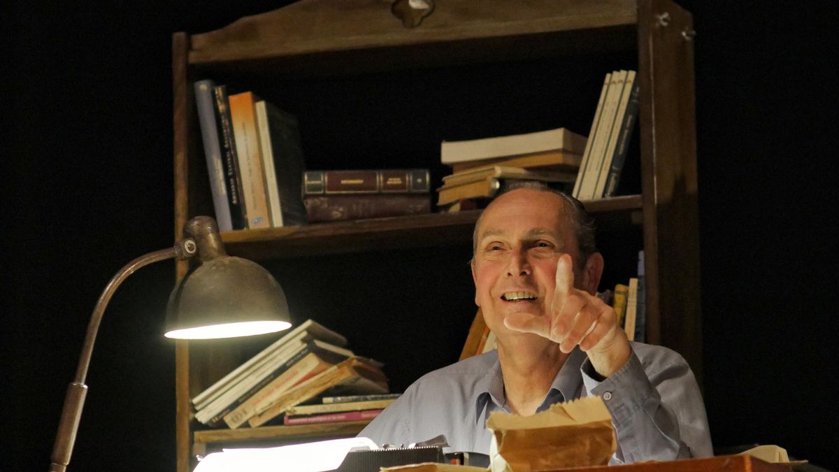 Haroldo entre sus libros y su máquina de escribir.