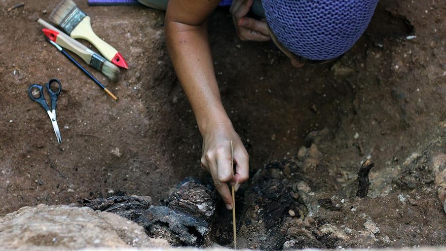 Hay muchas maneras de recorrer un lugar, y una de ellas es a través del recuerdo: Sevilla, tierra con memoria