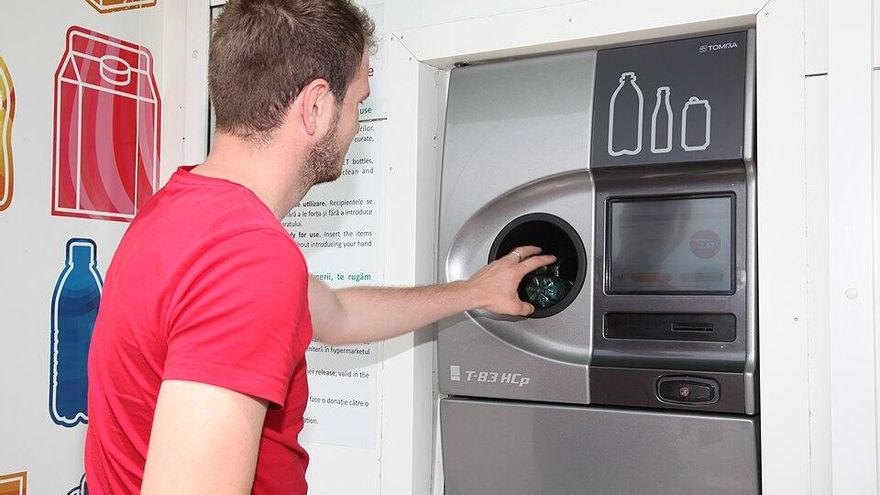 Mercadona ya devuelve dinero a los que reciclan latas y botellas de plástico, pero no en España