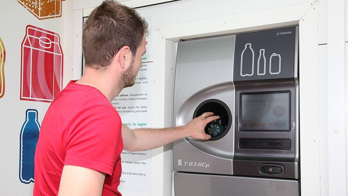 Mercadona ya devuelve dinero a los que reciclan latas y botellas de plástico, pero no en España