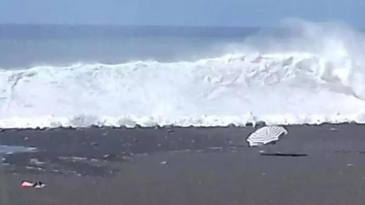 Imagen de archivo de una ola espectacular en playa del Puerto de Tazacorte.