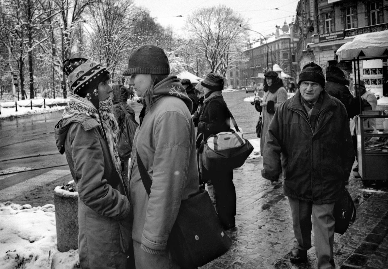 Kinga y Weronika en una calle de Cracovia (del proyecto “Lesbianas y mucho más") 2010