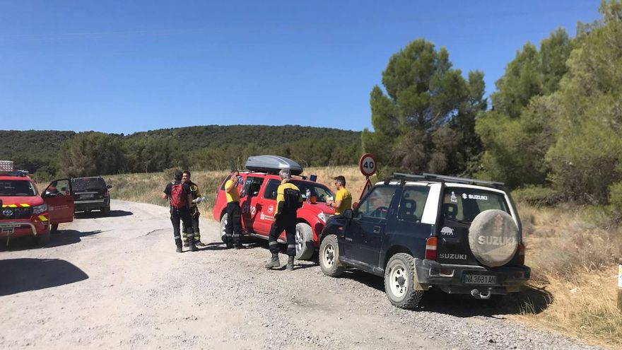 Bomberos almorzando tras las labores de extinción del incendio en Carcastillo