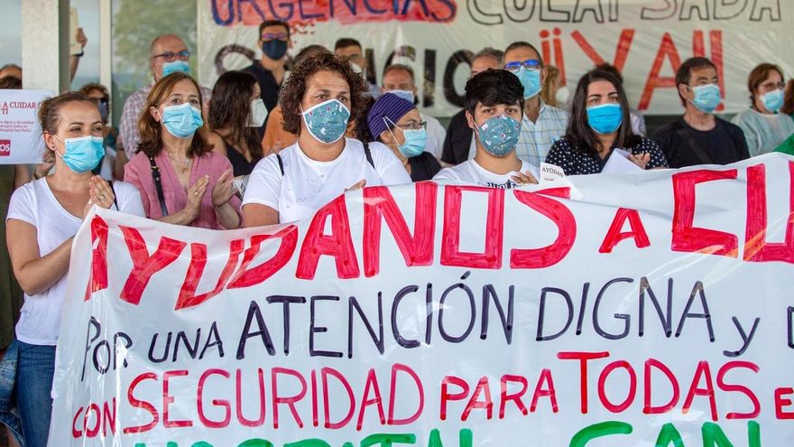 Médicos y enfermeras se concentran por el colapso de Urgencias en Logroño