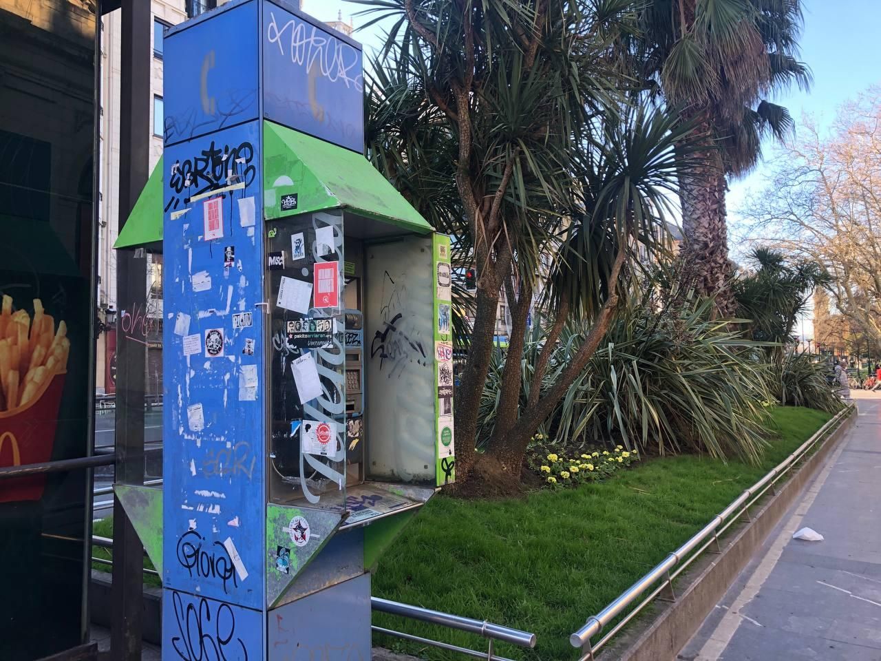 Cabina de teléfono en el Boulevard de Donostia