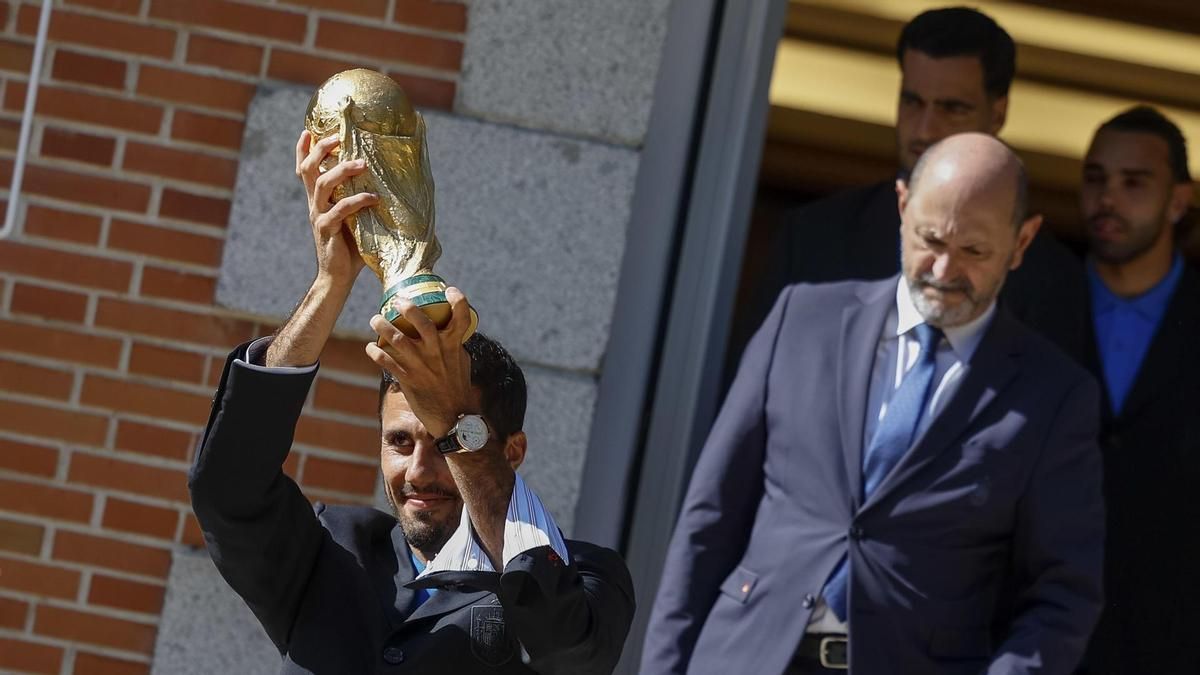 Rodri en La Moncloa con el trofeo del Mundial