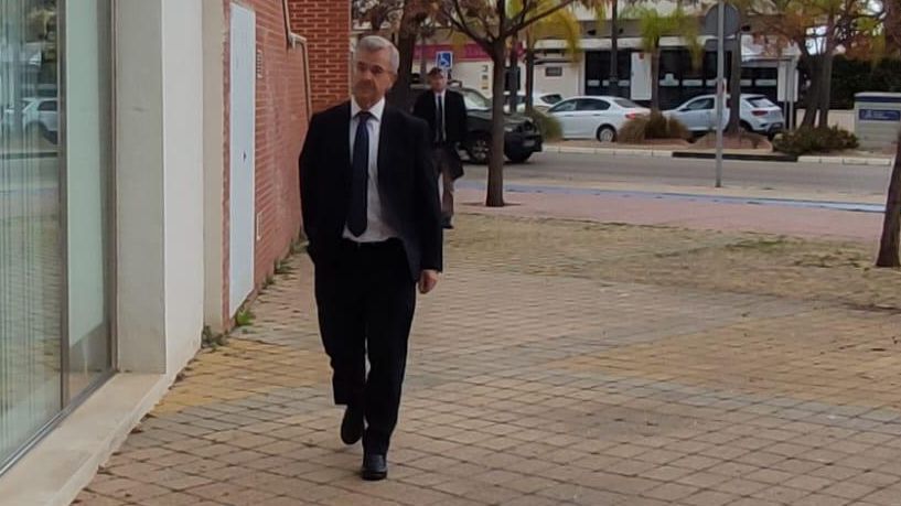 El juez ve "indicios suficientes" para llevar a juicio al alcalde de Estepona por fichar a una "amiga íntima" que nunca trabajó