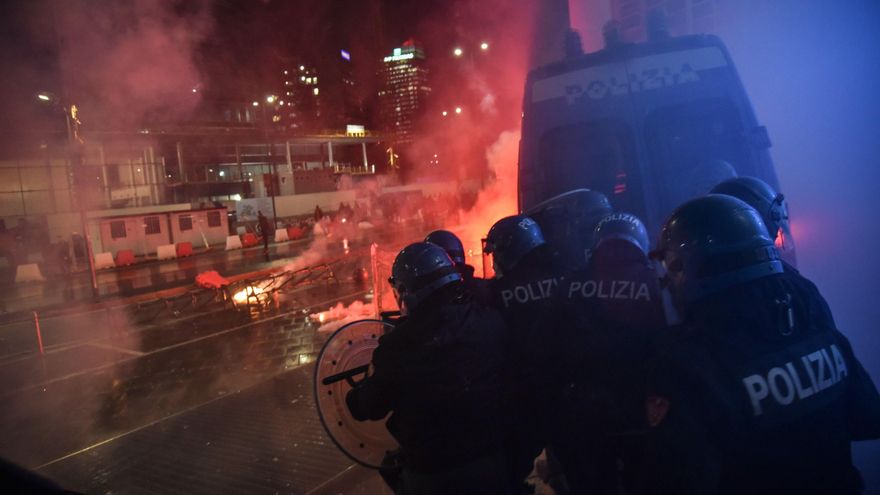 Protestas y enfrentamientos en varias ciudades de Italia contra los cierres. EFE/EPA/MATTEO CORNER