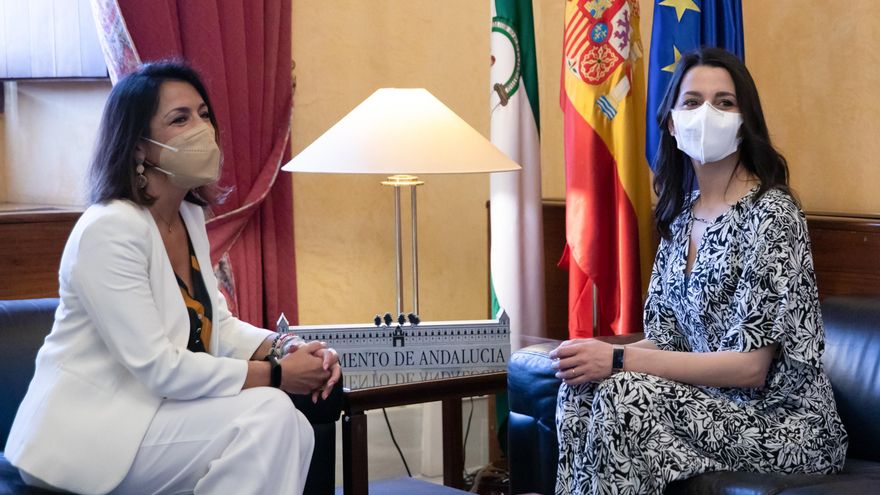 La presidenta del Parlamento de Andalucía, Marta Bosquet, y la presidenta de Ciudadanos (Cs), Inés Arrimadas, este lunes en Sevilla durante su encuentro en el Parlamento de Andalucía.