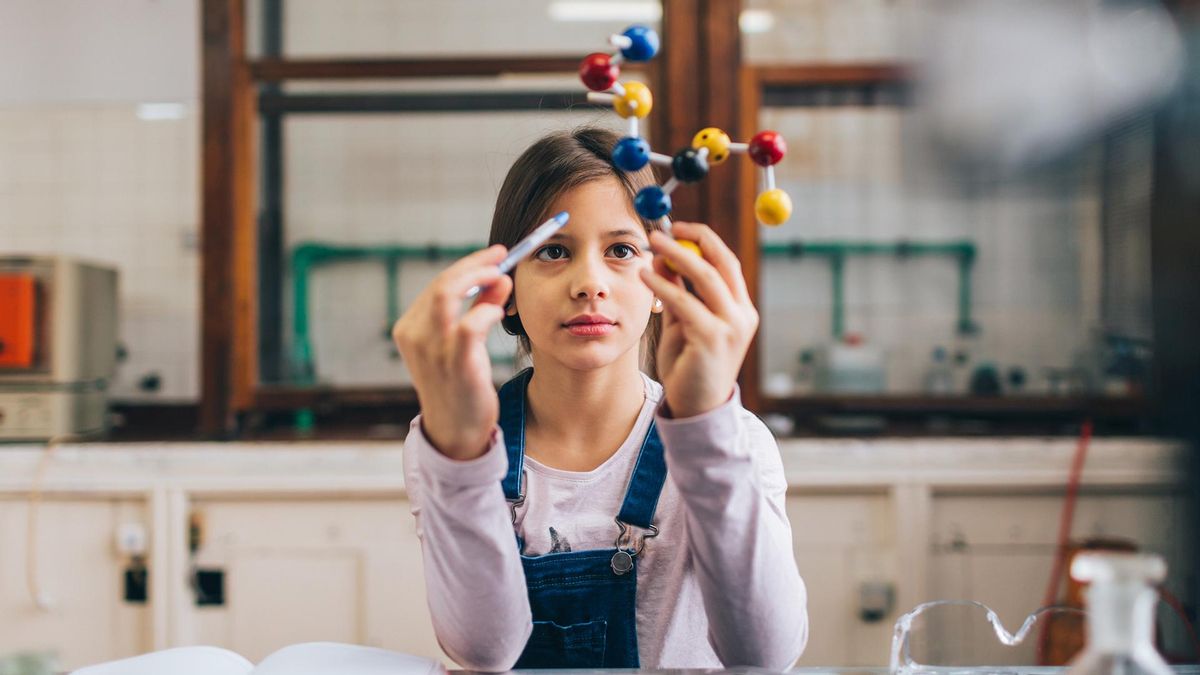 Una niña en clase de química