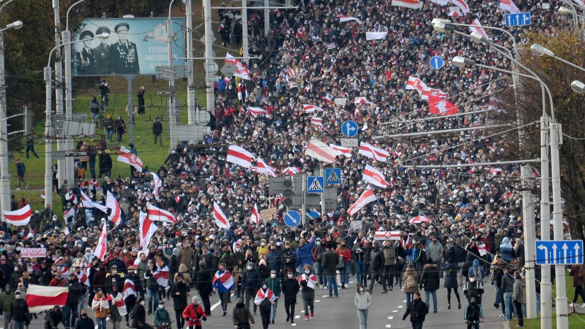 Una manifestación multitudinaria de la oposición recorre Minsk en octubre de 2020.