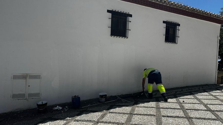 El Ayuntamiento retira pintadas vandálicas de la fachada de espacios protegidos del Mirador de San Nicolás