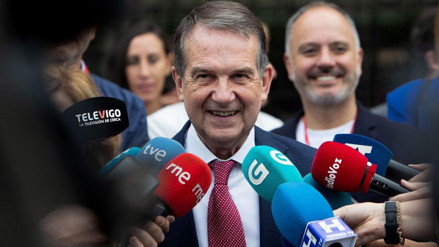 El alcalde de Vigo y Presidente dela FEMP Abel Caballero se dirige a los medios tras votar en un colegio electoral situado en el Ayuntamiento de Vigo este domingo, durante las elecciones locales municipales y autonómicas.