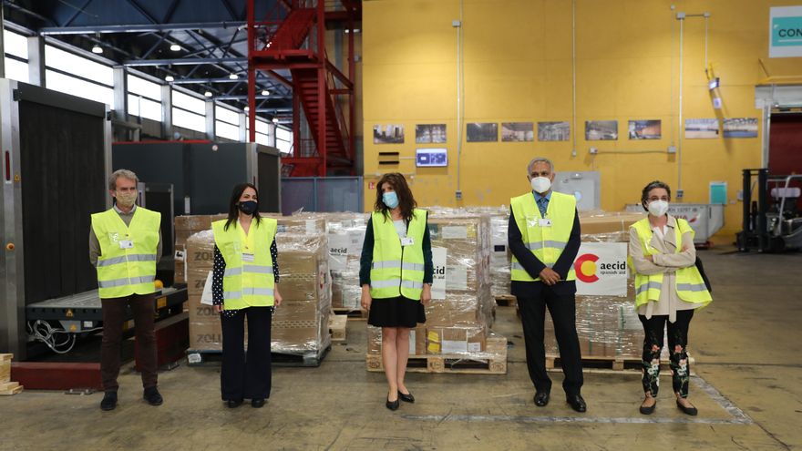 El director del Centro de Coordinación de Alertas y Emergencias Sanitarias, Fernando Simón; la secretaria de Estado de Sanidad, Silvia Calzón; la secretaria de Estado de Cooperación, Ángeles Moreno y el embajador de India, Sanjay Verma