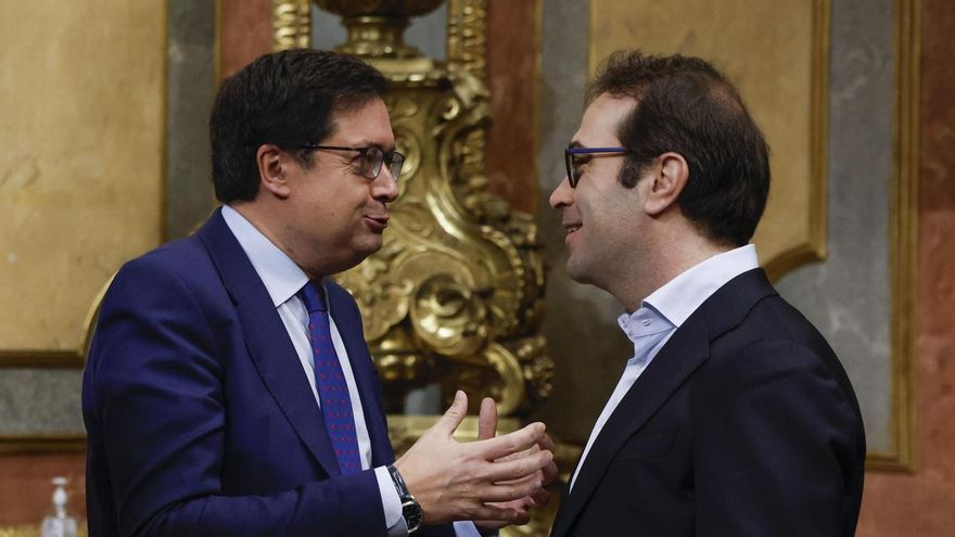 Óscar López junto a Carlos Cuerpo antes del pleno del Congreso, este miércoles.