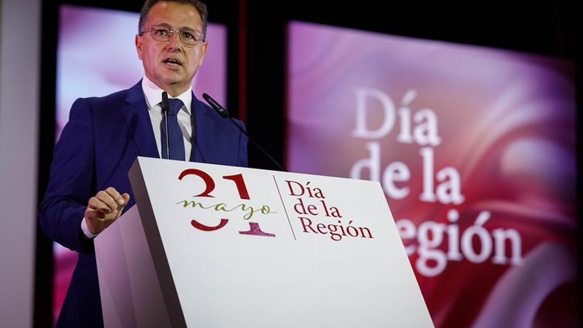 Manuel Serrano, alcalde de Albacete, durante el acto institucional del Día de Castilla-La Mancha