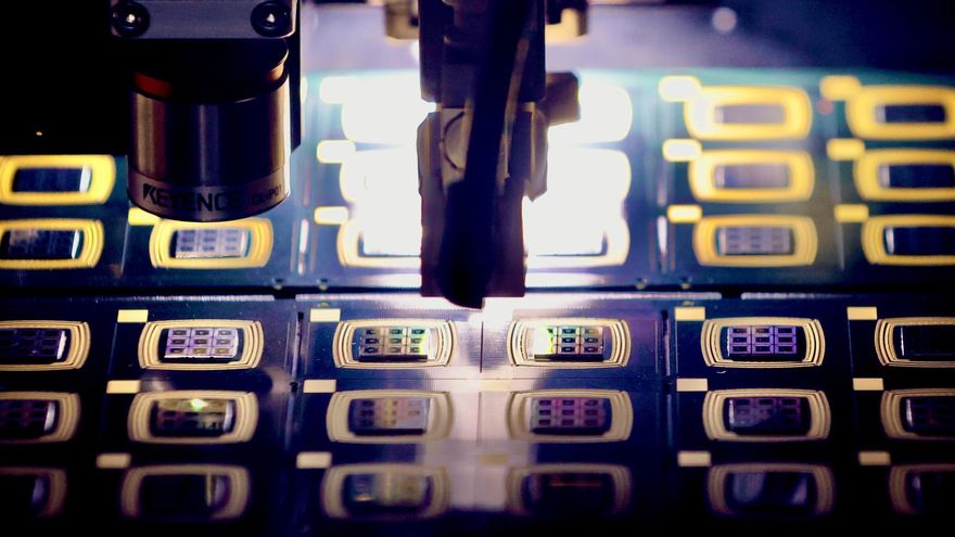 Semiconductores en una plataforma de microdispensación expuesta durante una feria del sector en Taiwán en 2024.