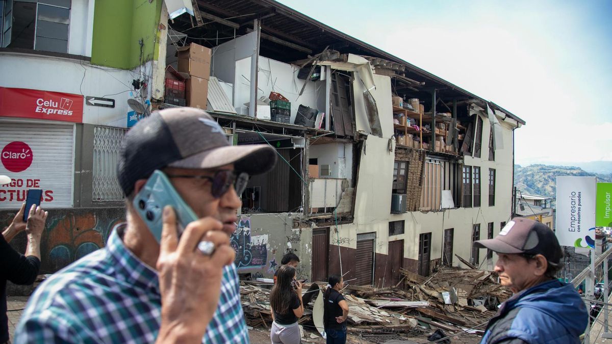 Personas observan escombros de una edificación afectada por un terremoto de magnitud 7,4 este lunes