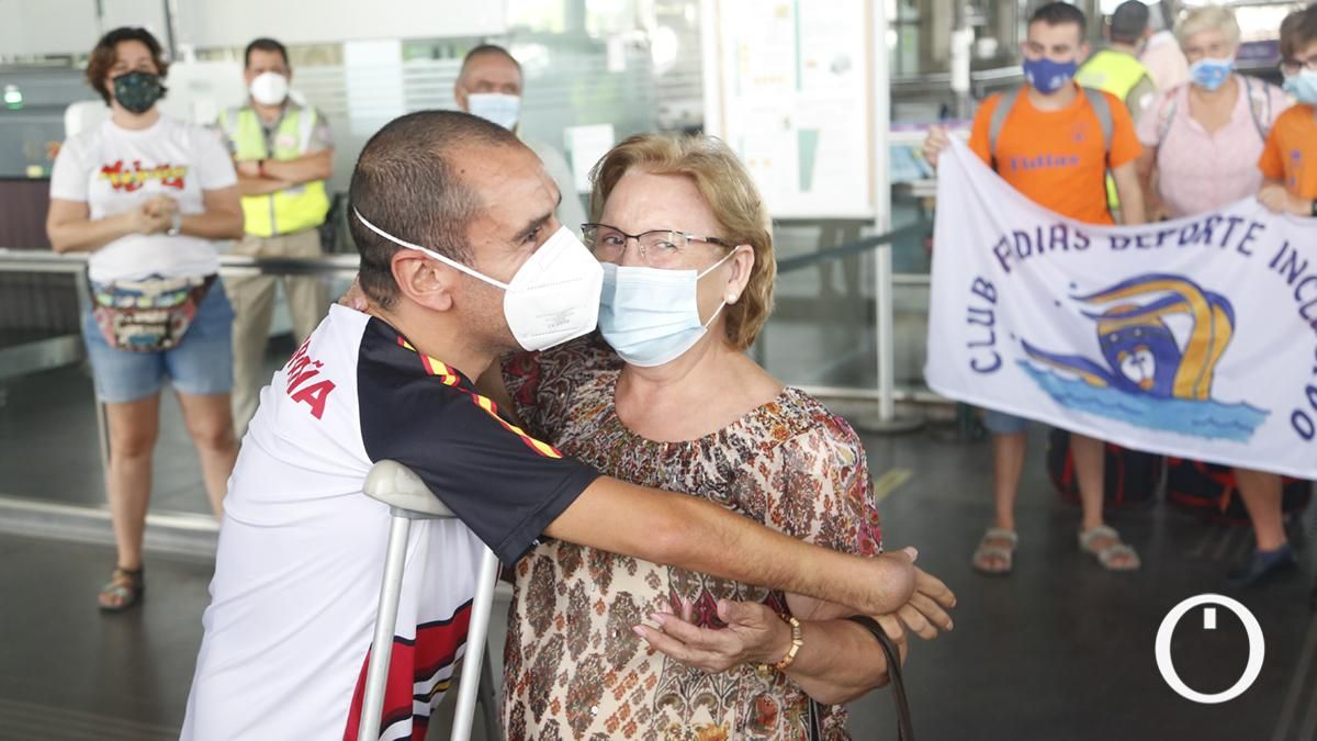 Abrazos de bienvenida para Tajuelo