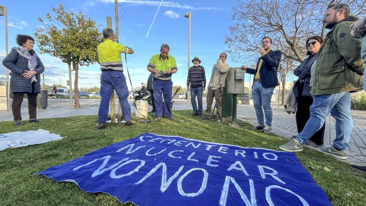 Plantación de un nuevo ginkgo en Miraflores y concentración al cumplirse 15 años del accidente nuclear de Fukushima
