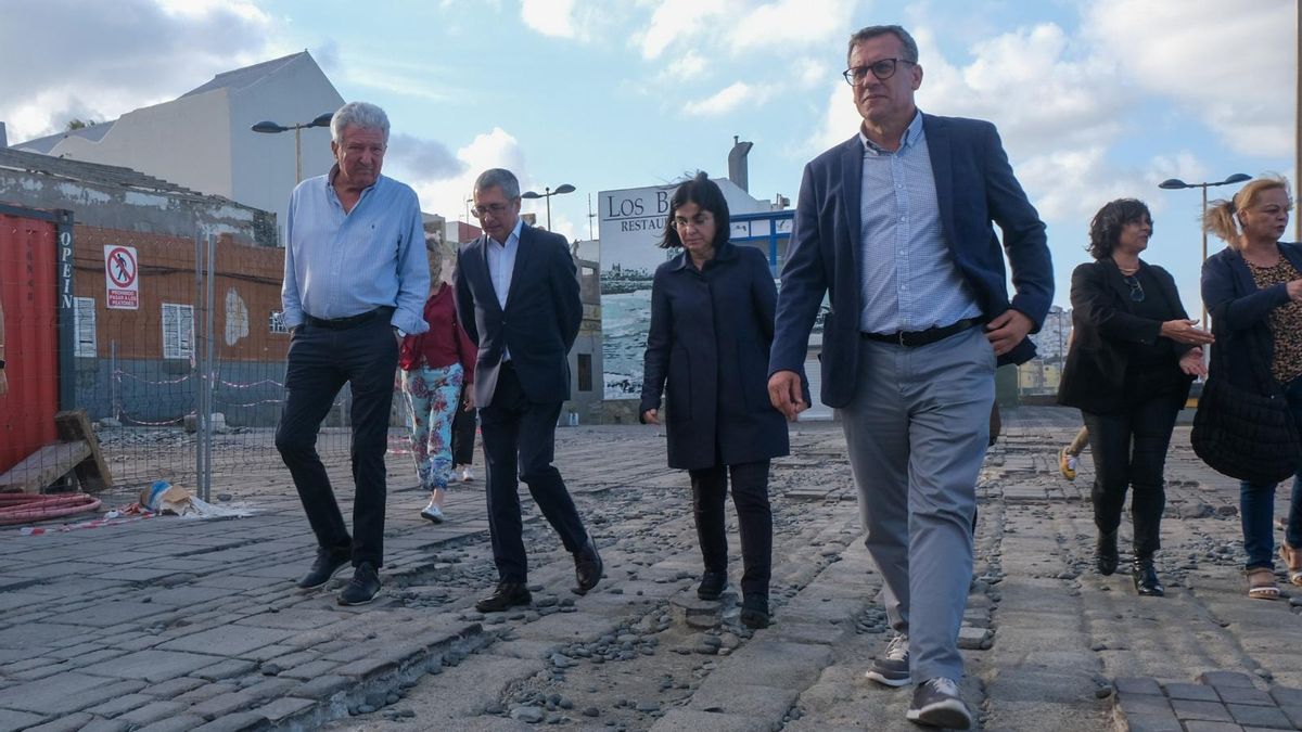 Imagen de archivo. La alcaldesa y el secretario de Estado de Medio Ambiente recorren el barrio marinero de San Cristóbal