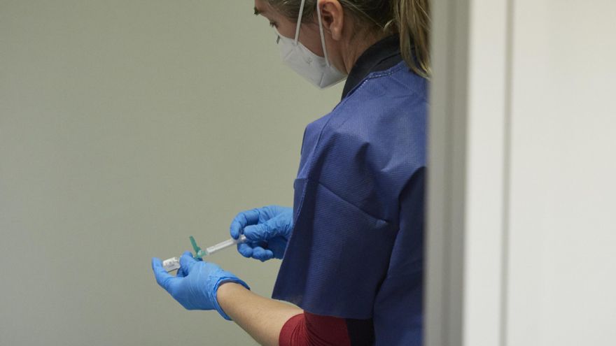 Archivo - Una trabajadora sanitaria, con material necesario para administrar la vacuna contra la COVID-19, en Pamplona.