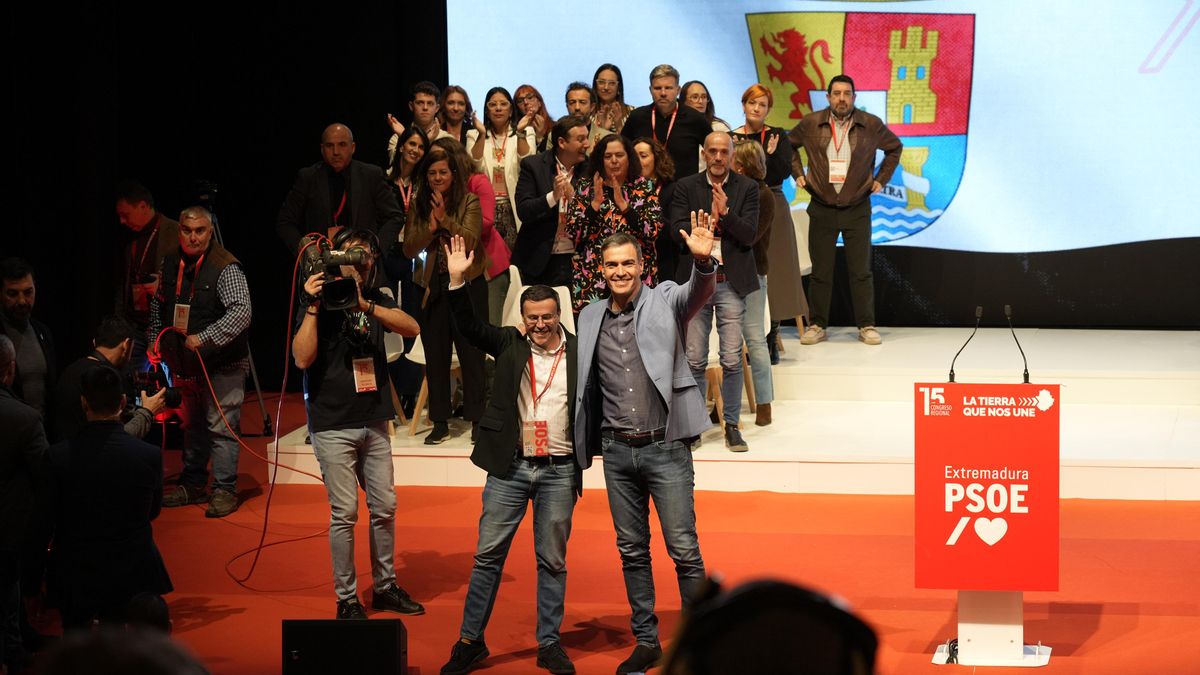 Archivo - El secretario general del PSOE de Extremadura, Miguel Ángel Gallardo, y el secretario general del PSOE y presidente del Gobierno, Pedro Sánchez, en un acto del partido en Mérida