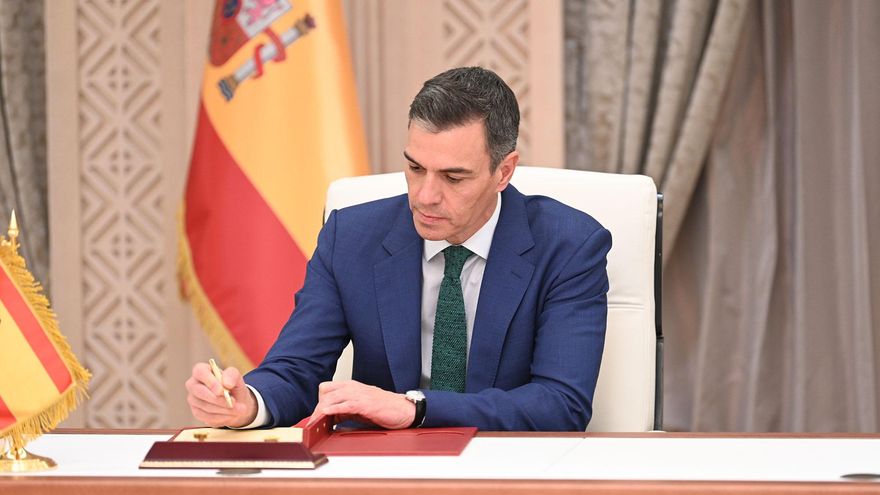 El presidente del Gobierno, Pedro Sánchez, durante la firma de acuerdos entre España y Catar, a 3 de abril de 2024, en Doha (Catar).