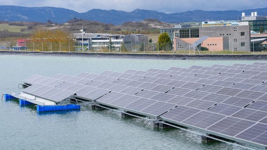 El Gobierno vasco prepara una norma para regular la instalación de parques fotovoltaicos flotantes en Euskadi