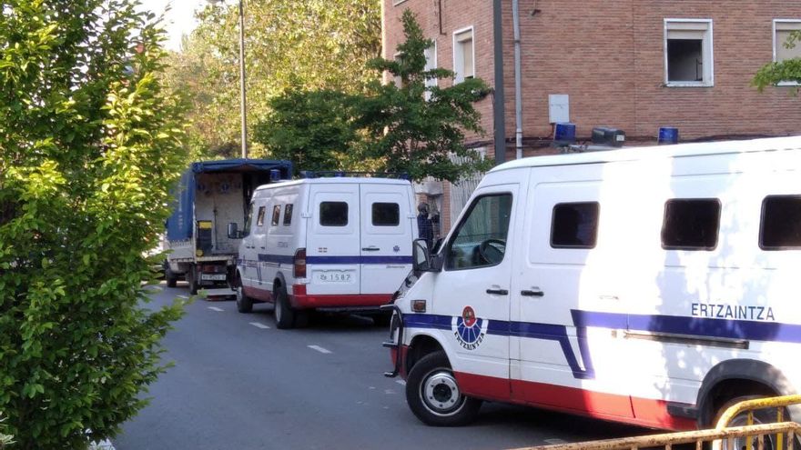 El desalojo de Olárizu culmina con la salida de las últimas personas: "Vitoria no es una ciudad para okupas"