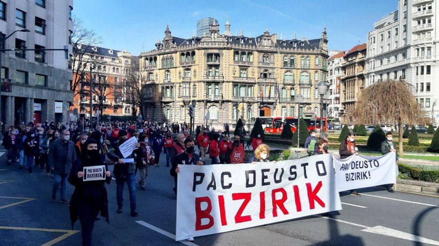 Manifestantes en contra del cierre nocturno del PAC de Deusto