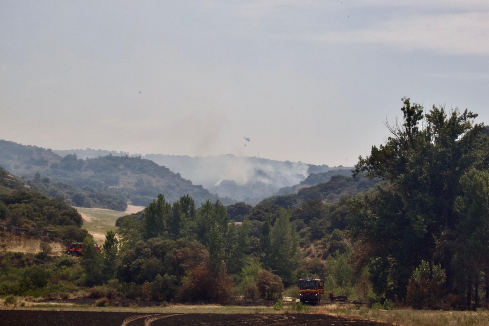 Un avión descarga en la zona entre Uncastillo y Malpica de Arba, con un camión de la UME en primer plano.