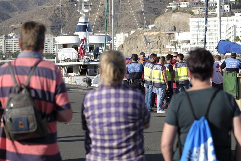 Salvamento Marítimo ha rescatado este miércoles a 63 personas de dos pateras que se dirigían a Canarias. EFE/ Ángel Medina G