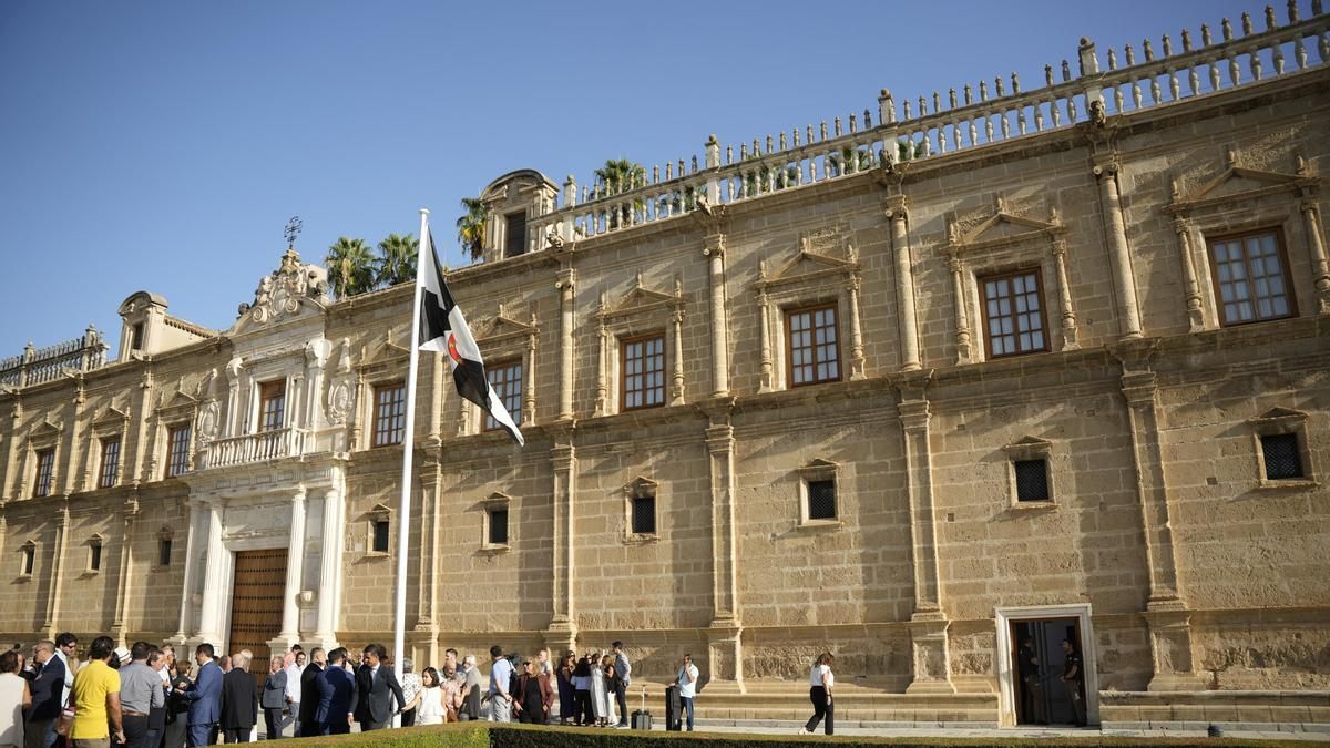 Izada de la bandera de Ceuta en el Parlamento de Andalucía, de la que se han ausentado los grupos de izquierdas acusando a PP y Vox de "instrumentalizar" la concentración de solidaridad con los ceutíes.
