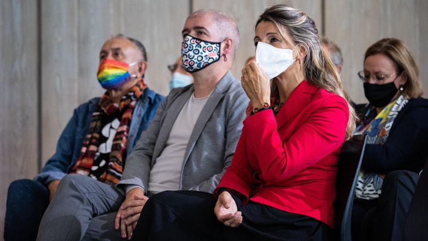 el secretario general de CCOO, Unai Sordo y la presidenta segunda y ministra de Trabajo y Economía Social, Yolanda Díaz, en primer plano durante su participación en una jornada de empleo, junto al líder de UGT