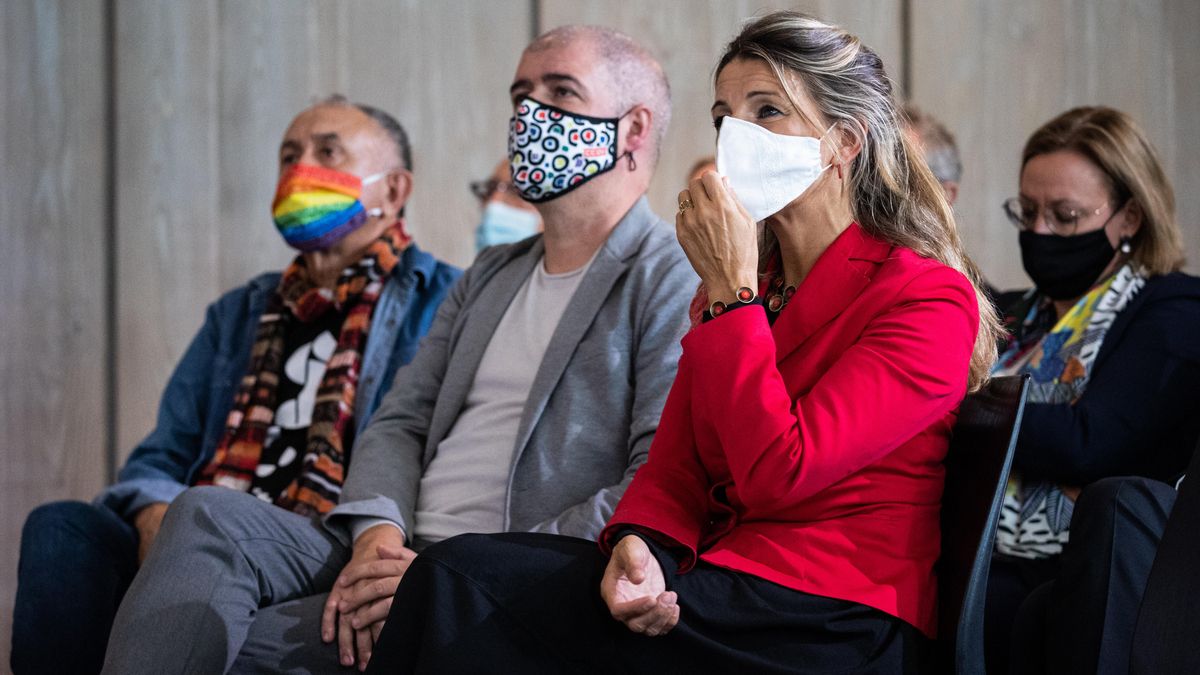 el secretario general de CCOO, Unai Sordo y la presidenta segunda y ministra de Trabajo y Economía Social, Yolanda Díaz, en primer plano durante su participación en una jornada de empleo, junto al líder de UGT