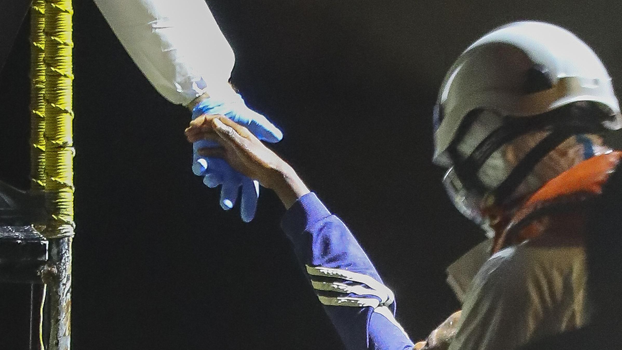 Una persona desembarca en Gran Canaria con ayuda de los voluntarios de Cruz Roja