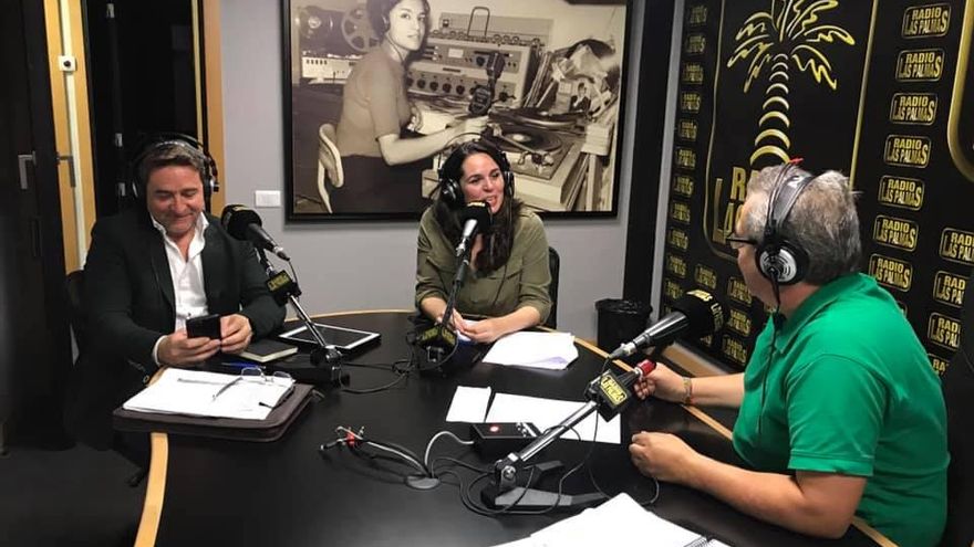 De izquierda a derecha, Salvador Alba, la exesposa del juez Rafael Passaro, Paula Cabrera, y Juan Santana, en los estudios de Radio Las Palmas.