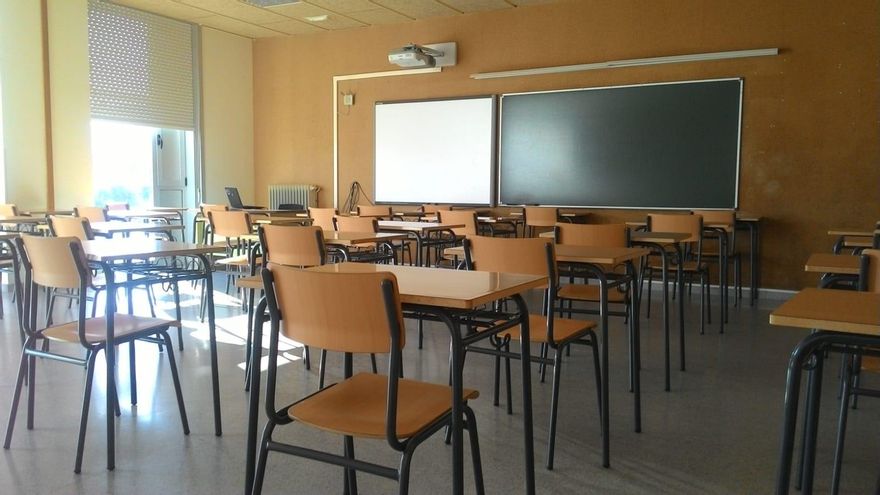 El Parlamento canario propone implantar la 'docencia compartida' en los centros educativos