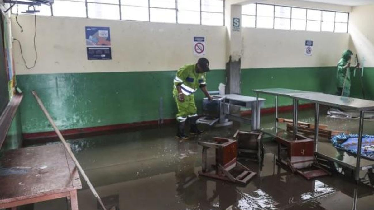 Varios colegios resultaron afectados tras intensas lluvias en el sur de Lima. Foto: Agencia Andina